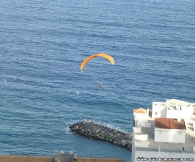 El Parapente en otoño invierno para aterrizar en las playa de Velilla en Almuñécar o en La Herradura es muy popular entre los visitantes de toda Europa.